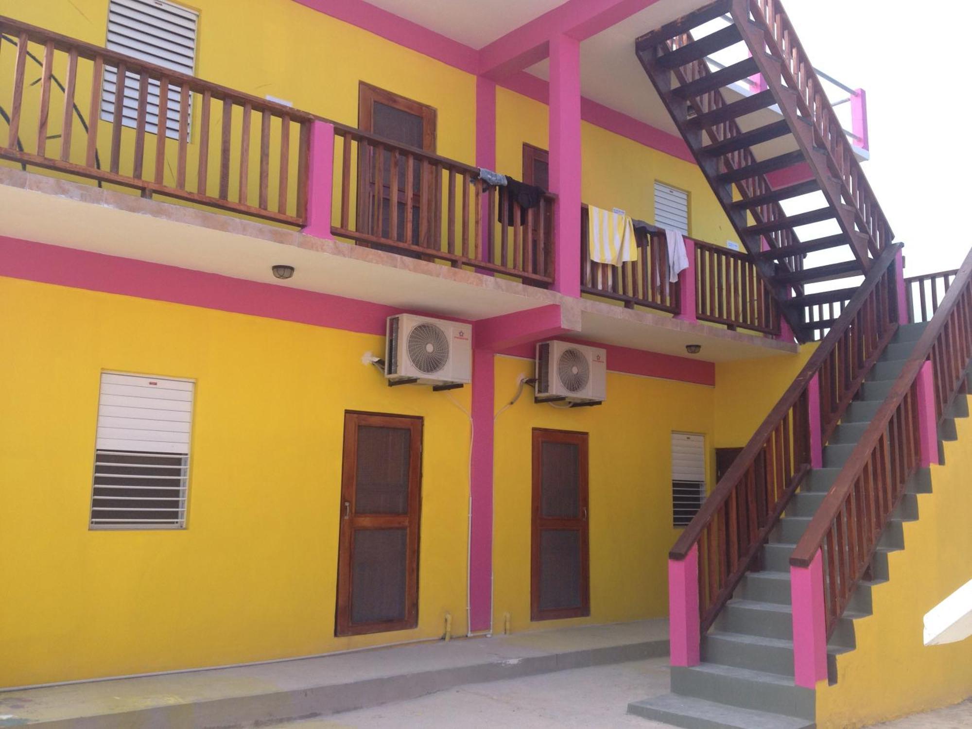 Albergue Travellers Palm Backpackers Cayo Caulker Exterior foto